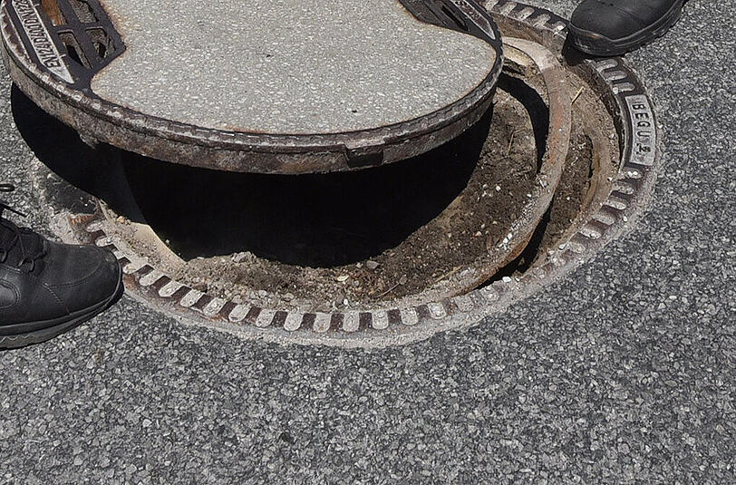 Unbekannte haben auf einer Autobahnbrücke einen Gullydeckel ausgehoben und dann auf die Fahrbahn der A93 geworfen (Symbolbild)