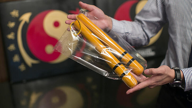 15 Würgehölzer, sogenannte Nunchaku, versteckt im Reisekoffer einer 53-jährigen Australierin, hat der Zoll im Jahr 2006 sichergestellt. Vier Kilogramm Heroin im doppelten Boden.