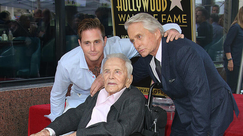 Kirk Douglas mit seinem Sohn Michael (r.) und dessen Sohn Cameron