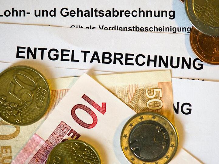 Die Gehaltsunterschiede zwischen Arbeitnehmern in Ost- und Westdeutschland bleiben groß - der Lohnabstand hat sich jedoch weiter verringert.