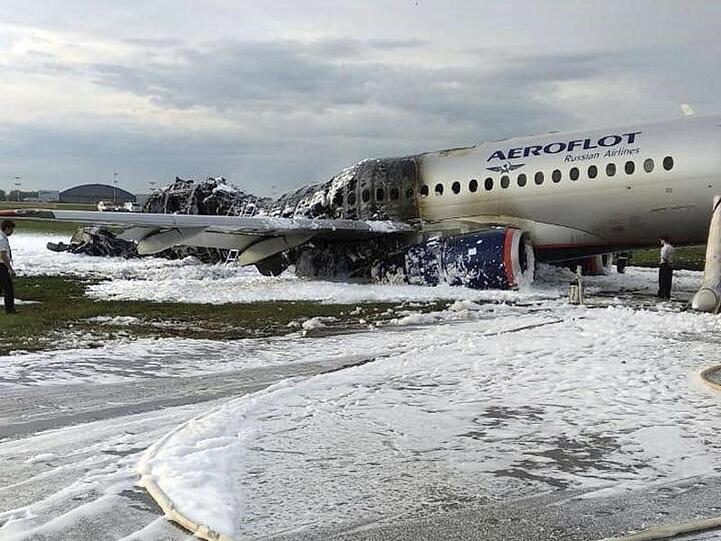 Etwa zur Hälfte verkohlt: Die weitgehend ausgebrannte Suchoi Superjet-100 auf dem Flughafen in Moskau.