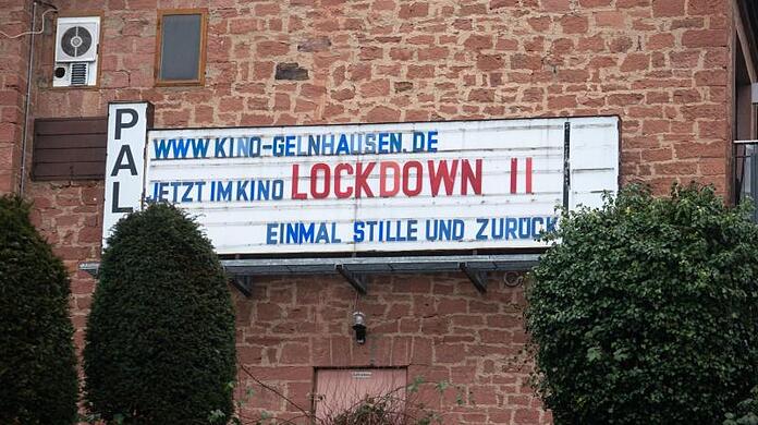 Mit dem Slogan "Lockdown II - Einmal Stille und zurück" an einer Leuchttafel machen die Inhaber eines Kinos im hessischen Gelnhausen auf die coronabedingte Schließung des Lichtspielhauses aufmerksam.