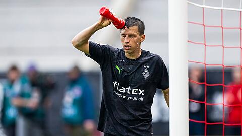 Gladbachs Stefan Lainer reagiert im Spiel.