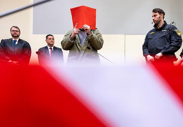 Zum Prozessbeginn &auml;u&szlig;erte der Angeklagte sich nur mit einer Geste.