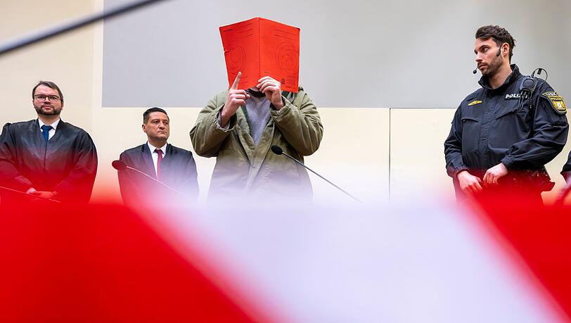 Zum Prozessbeginn &auml;u&szlig;erte der Angeklagte sich nur mit einer Geste.