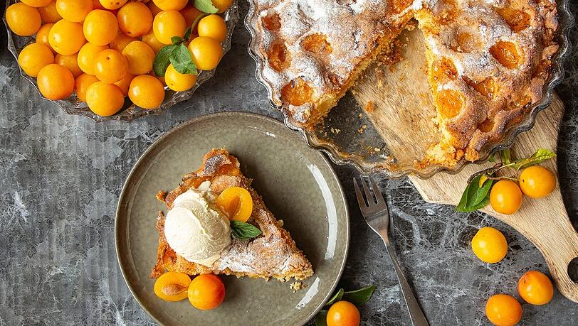 Der Mirabellenkuchen schmeckt mit Sahne oder Vanilleeis noch besser. Der Mirabellenkuchen schmeckt mit Sahne oder Vanilleeis noch besser.