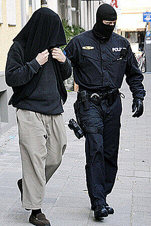 Angst vor einem Wiesn-Anschlag 2009: Die Polizei führt einen Verdächtigen ab.
