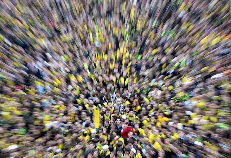 Zum schwindelig werden viele: Zum Fernseh schauen auf den Friedensplatz kamen 2008 so viele wie zur Münchner Meisterfeier auf dem Marienplatz.