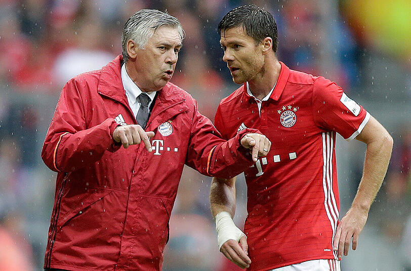 Kann viel von Trainer Carlo Ancelotti lernen: Bayern-Profi Xabi Alonso (rechts).