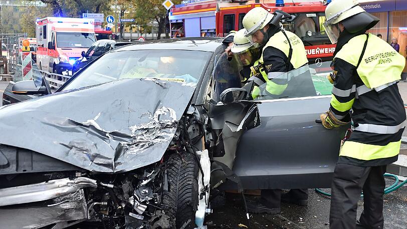 Eingeklemmt: Mit Hilfe eines Hydraulischen Rettungssatzes wurde der schwer verletzte Unfallverursacher aus seinem Wagen befreit.
