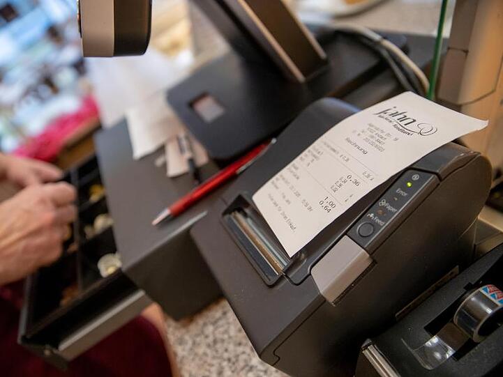 Das Handwerk in Deutschland fordert mehr Zeit für die Umrüstung von Kassen auf die neue Bonpflicht.