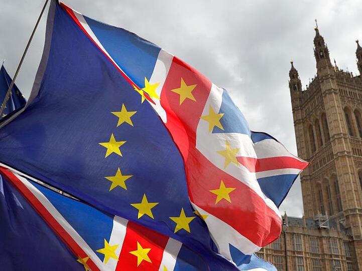 Fahnen, die aus dem Union Jack und der Flagge der EU bestehen, wehen vor dem britischen Parlament. Foto: Alastair Grant/AP/dpa/Archivbild