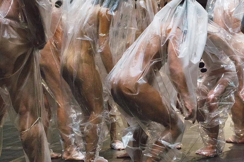 Menschen in Plastik in der Performance "Habitat/München" von Doris Uhlich in der Therese-Giehse-Halle der Kammerspiele.