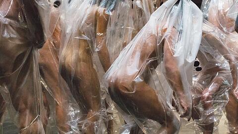 Menschen in Plastik in der Performance "Habitat/München" von Doris Uhlich in der Therese-Giehse-Halle der Kammerspiele.