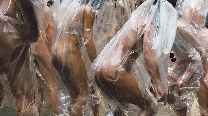 Menschen in Plastik in der Performance "Habitat/München" von Doris Uhlich in der Therese-Giehse-Halle der Kammerspiele.