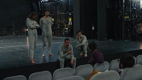 Szene acht: "Nicht rangehen" aus einem Theaterreigen in den Räumen des Volkstheaters.