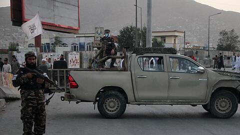 Bei einem Bombenanschlag in Kabul nahe der Trauerfeier für die Mutter eines hochrangigen Taliban-Funktionärs sind mehrere Zivilisten getötet worden.