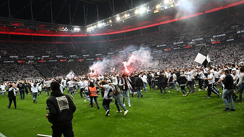 Der Platzsturm der eigenen Fans nach dem Sieg gegen West Ham United kommt Eintracht Frankfurt teuer zu stehen.