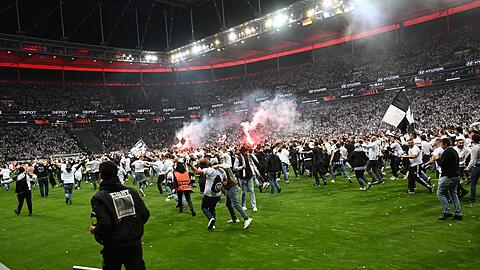 Der Platzsturm der eigenen Fans nach dem Sieg gegen West Ham United kommt Eintracht Frankfurt teuer zu stehen.