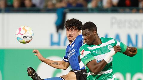 Fürths Ragnar Ache (r) und Bielefelds Guilherme Ramos kämpfen um den Ballbesitz.