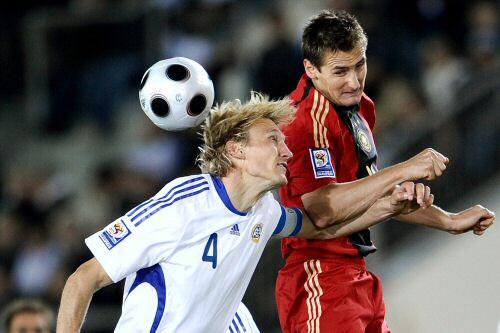 Der dreifache Torschütze Klose (r.) im Duell mit Sami Hyypiä