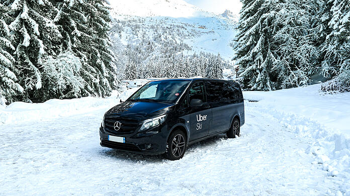 Uber-Fahrzeuge wie dieses bringen bis zu drei Personen mit ihrer Wintersportausrüstung von München an acht Skipisten in Deutschland und Österreich.