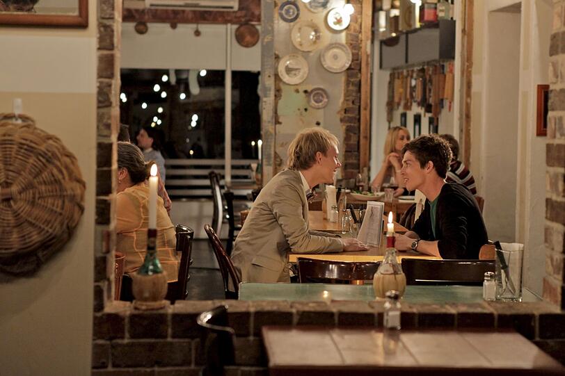 Josh (Josh Thomas, links) ist nerv&ouml;s bei seinem ersten Date mit Geoffrey (Wade Briggs).