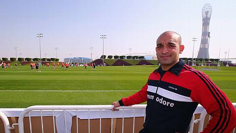 Ganz nah dran am FC Bayern im Trainingslager in Doha, Katar: AZ-Kolumnist und Kabarettist Django Asül.