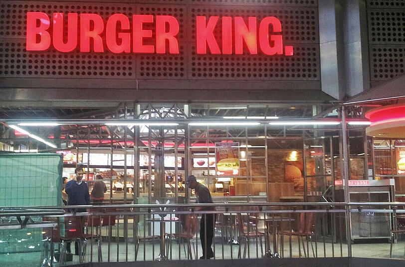 Die Mitarbeiter der "Burger King"-Filiale am Hauptbahnhof bereiten am Montagmorgen alles für die Wiedereröffnung vor.