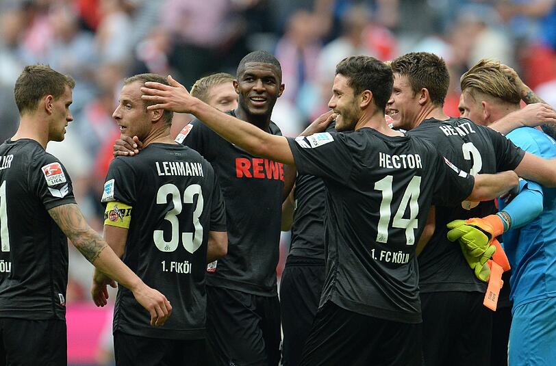 Die Kölner bejubeln ihren Punktgewinn bei den Bayern.