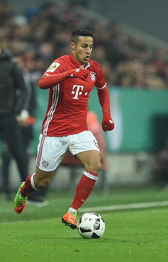 THIAGO - Note 2: Im ersten Jahr nach Pep Guardiola ("Thiago oder nix") spielte der Spanier seine beste Saison im Bayern-Dress. Was weniger am Trainerwechsel gelegen haben dürfte als vielmehr an der Tatsache, dass Thiago endlich mal gesund war. Carlo Ancelotti beorderte den Feingeist ein Stück weiter nach vorne auf die Zehnerposition. Dort fühlte sich Thiago so wohl, dass er in manchen Spielen zu schweben schien &ndash; wie etwa im Hinspiel des Champions-League-Achtelfinals gegen Arsenal, als ihm zwei Tore und eine Vorlage gelangen. Zur Topnote fehlt wenig, doch in den ganz großen Partien wie gegen Real Madrid oder Borussia Dortmund im Cup-Halbfinale war Thiago (neun Tore und neun Vorlagen insgesamt) nicht so dominant.