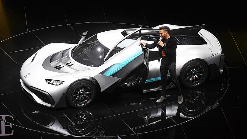 Zum Beginn der diesjährigen IAA gibt sich die Prominenz ein Stelldichein. Da darf natürlich auch Formel-1-Superstar Lewis Hamilton nicht fehlen. Hier stellt er während der Mercedes-Benz Pressekonferenz den Mercedes &ndash; AMG Project One vor.