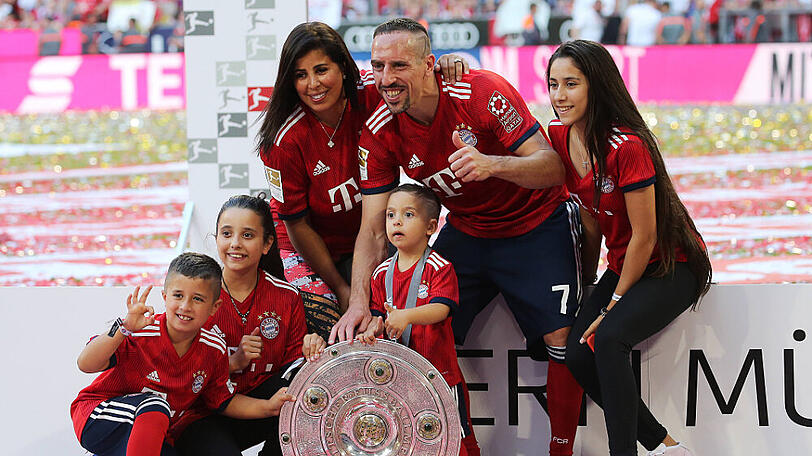 Bekommen Zuwachs: Franck Ribery mit v.l. Sohn Seif, Tochter Shahinez, Frau Wahiba, Sohn Mohammed und Tochter Hiziya