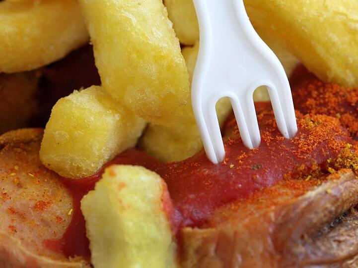 Das 28. Jahr in Folge ist die Currywurst mit Pommes frites die ungeschlagene Nummer eins in den deutschen Betriebskantinen.