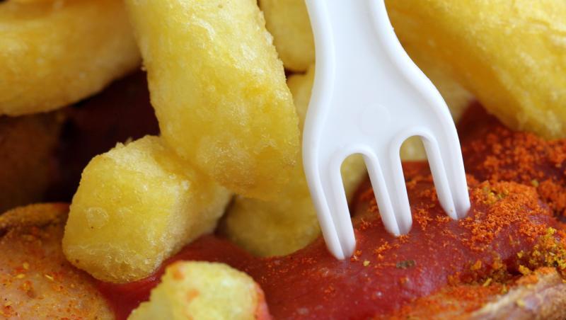 Das 28. Jahr in Folge ist die Currywurst mit Pommes frites die ungeschlagene Nummer eins in den deutschen Betriebskantinen. Das 28. Jahr in Folge ist die Currywurst mit Pommes frites die ungeschlagene Nummer eins in den deutschen Betriebskantinen.
