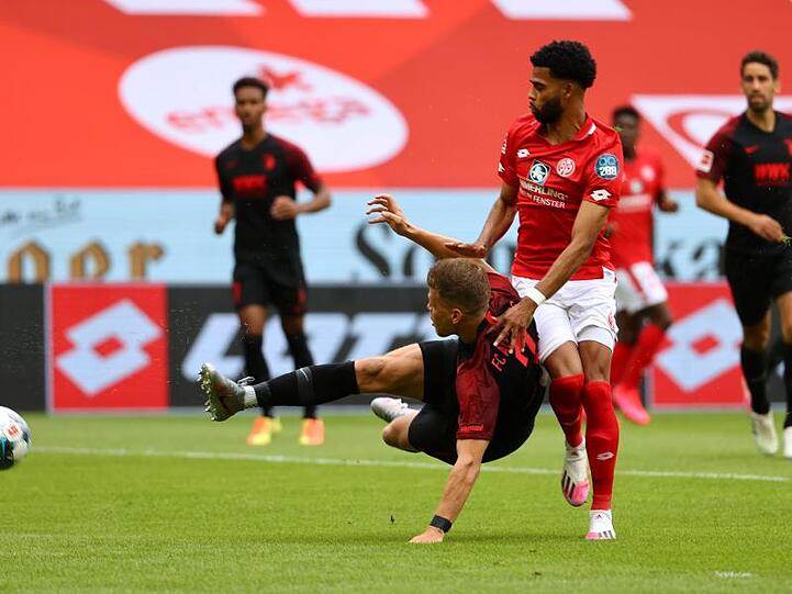 Florian Niederlechner (l) stellte in Mainz früh die Weichen auf Augsburger Sieg.