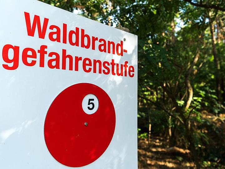 Ein Schild weist die Waldbrandgefahrenstufe 5 aus. Foto: Monika Skolimowska/Archivbild