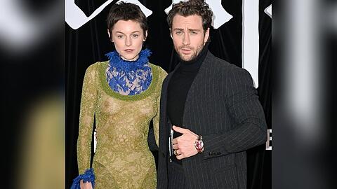 Die "Nosferatu"-Darsteller Emma Corrin und Aaron Taylor-Johnson auf dem roten Teppich vor dem Berliner Zoo-Palast.