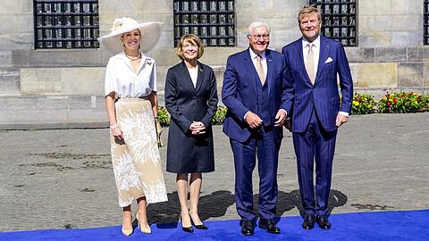 Willem-Alexander (r.) und Máxima (l.) nahmen Frank-Walter Steinmeier und Elke Büdenbender in Empfang. Willem-Alexander (r.) und Máxima (l.) nahmen Frank-Walter Steinmeier und Elke Büdenbender in Empfang.