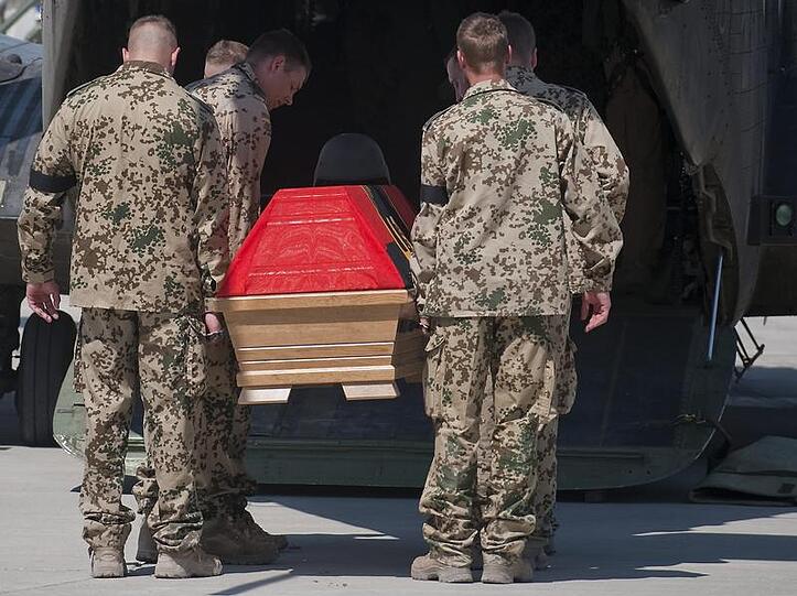 Mit einer 45 minütigen Trauerfeier ist der getöteten deutsche Soldat verabschiedet worden.