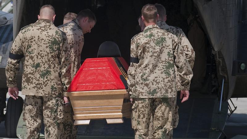 Mit einer 45 minütigen Trauerfeier ist der getöteten deutsche Soldat verabschiedet worden. Mit einer 45 minütigen Trauerfeier ist der getöteten deutsche Soldat verabschiedet worden.
