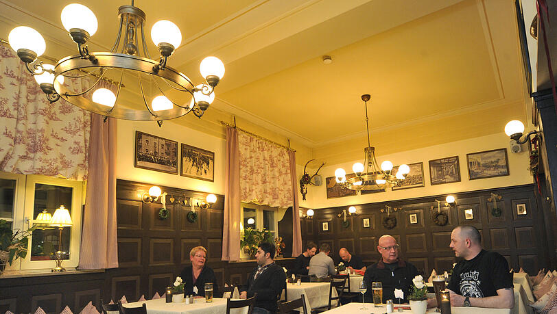 Dunkle Holzvertäfelung, Kronleuchter an der Decke: Im „Ridler“ ist die bayerisch-österreichische Kost stilvoll verpackt. Dunkle Holzvertäfelung, Kronleuchter an der Decke: Im „Ridler“ ist die bayerisch-österreichische Kost stilvoll verpackt.