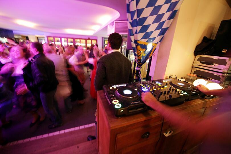 Doch, das hier ist eigentlich ein Restaurant. Und wenn nicht gerade Wiesn ist, stehen hier Tische und Stühle statt feierwütigen Trachtlern.