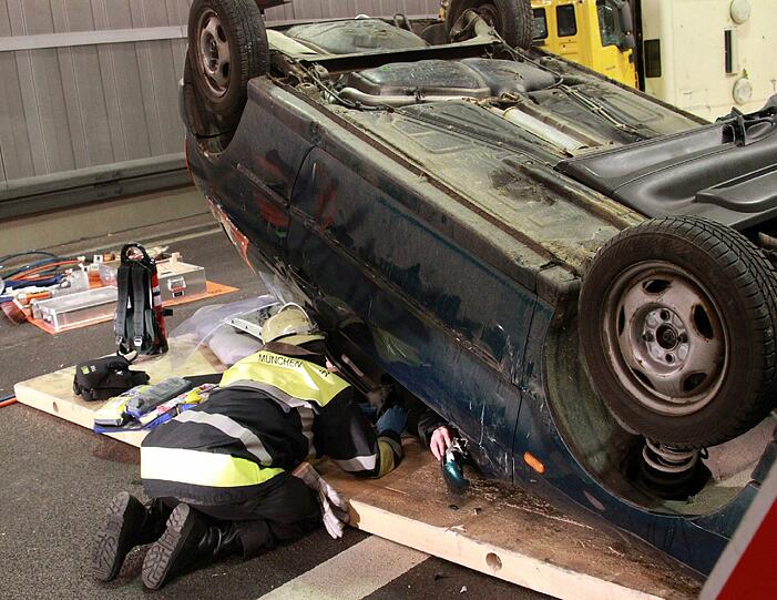 Ein schwerer Autounfall im Tunnel, klaffende Wunden, schreiende Verletzte: Rettungskräfte haben den Ernstfall im Richard-Strauss-Tunnel geprobt. Die AZ war dabei und hat den großen Übungseinsatz verfolgt.