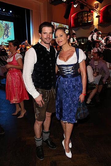 Auch dieses Jahr feierten 2.000 Gäste am Auftakt-Abend der Nacht der Tracht in Dirndl und Lederhosn ein rauschendes Fest im Löwenbräukeller! Bereits zum 12. Mal zapften die Veranstalter Wiesnwirt Christian Schottenhamel und Eventmanager Philip Greffenius beim traditionellen Anstich der Nacht der Tracht das erste Fass gekonnt mit nur zwei Schlägen an, und freuten sich über die gute Stimmung im Festsaal. Die Bilder!