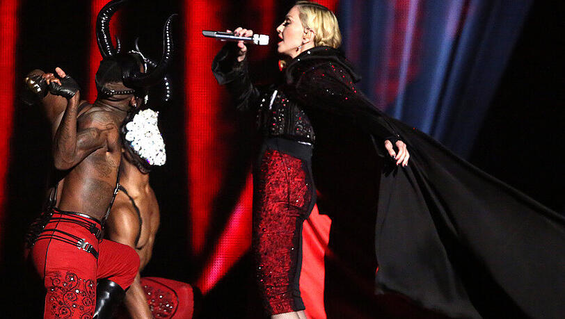 Madonna bei den Brit Awards: Ihr Cape saß etwas zu fest Madonna bei den Brit Awards: Ihr Cape saß etwas zu fest