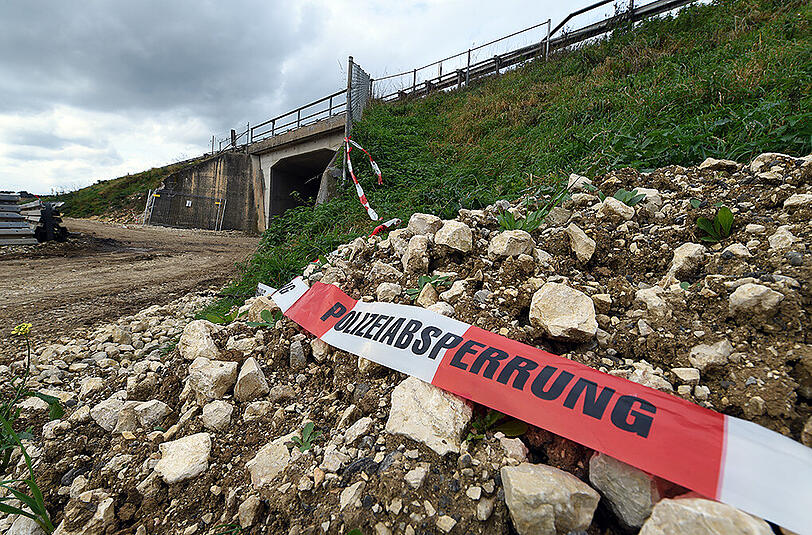 Ein Absperrband der Polizei vor dem Tunnel unter der Autobahn A8, in dem in der Nacht zuvor das Mädchen umgebracht worden ist.