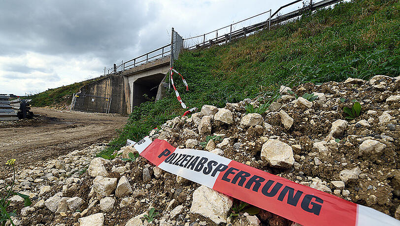 Ein Absperrband der Polizei vor dem Tunnel unter der Autobahn A8, in dem in der Nacht zuvor das Mädchen umgebracht worden ist. Ein Absperrband der Polizei vor dem Tunnel unter der Autobahn A8, in dem in der Nacht zuvor das Mädchen umgebracht worden ist.
