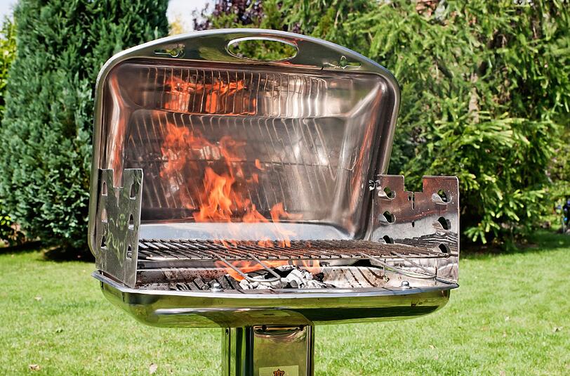 Die Familie wollte sich offenbar an einem Holzkohlegrill wärmen. Mutter unhd Tochter starben an einer Kohlenmonoxid-Vergiftung.