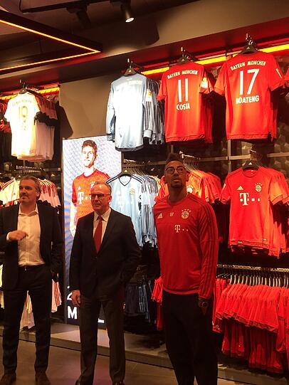 Der neugestaltete Fan-Shop in der Säbenerstraße wurde am Dienstag offiziell eröffnet. Die Bilder!